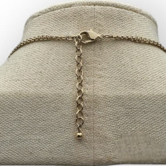 Black Faceted Gold Leaf Filigree Detailed Pendant Necklace - Picture 6 of 7